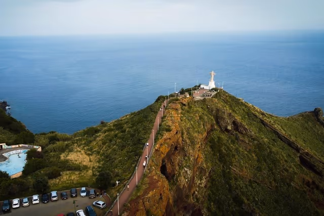 Noleggia un’auto a Madeira e scopri la statua del Cristo Rei