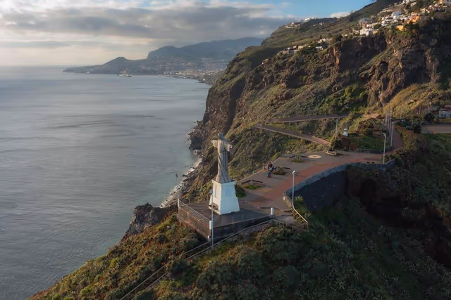 Noleggia un’auto a Madeira e scopri la statua del Cristo Rei